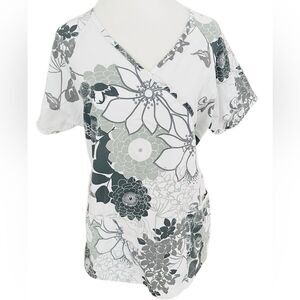 (2) Uniform Advantage UA Women’s scrub tops, set of (2), size small.